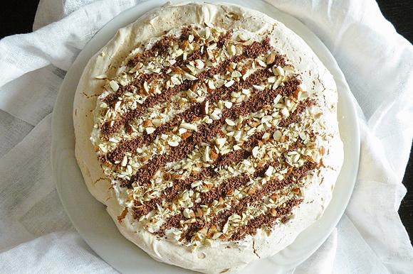 Migdałowy tort z niesłodkim koniakowo-daktylowym kremem