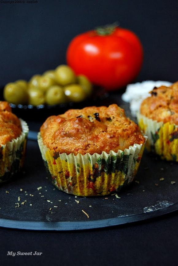 Wytrawne muffinki z suszonymi pomidorami, oliwkami i serem Mizithra