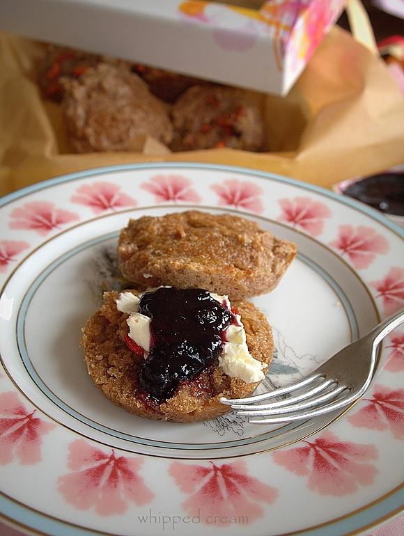 Scones pełnoziarniste z brązowym cukrem