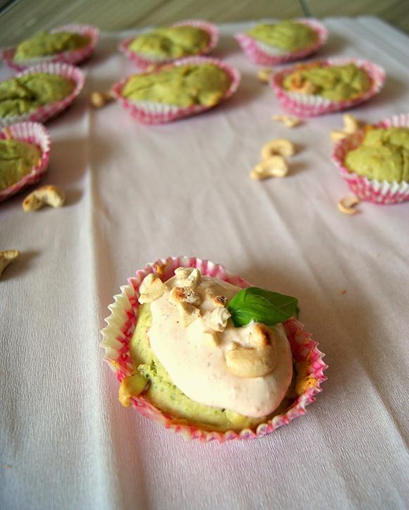 Bazyliowe babeczki z pesto genovese i orzechami nerkowca