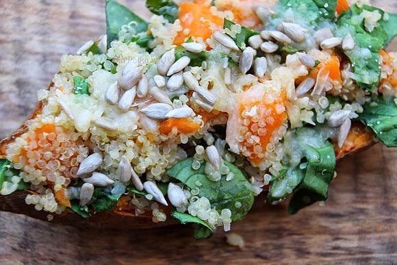 Pieczone bataty i quinoa ze szpinakiem