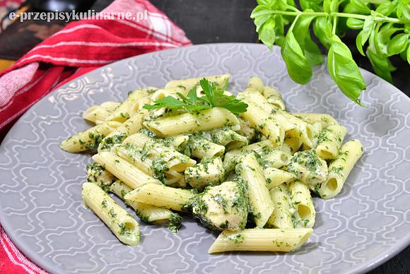 Penne ze szpinakiem i piersią z kurczaka