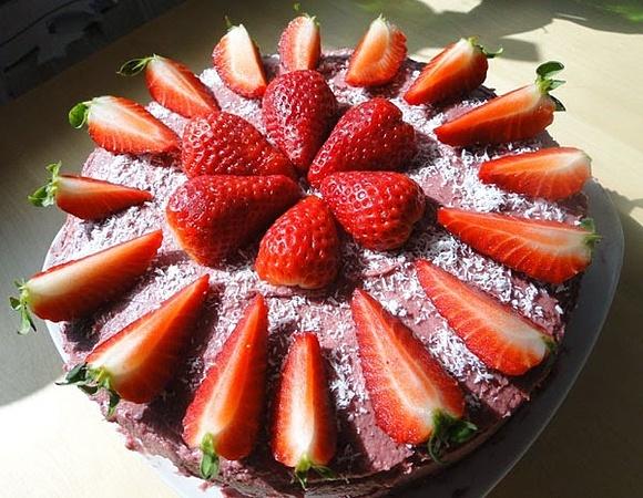 Tort truskawkowo kokosowy na razowej mące