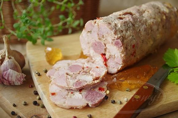 Domowa kanapkowa wędlina z filetu indyka i szynki z płatkami papryki