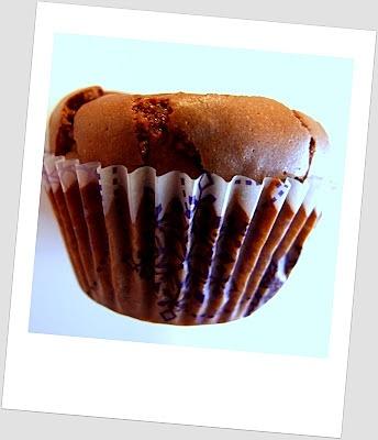 Czekoladowe muffinki z malinami