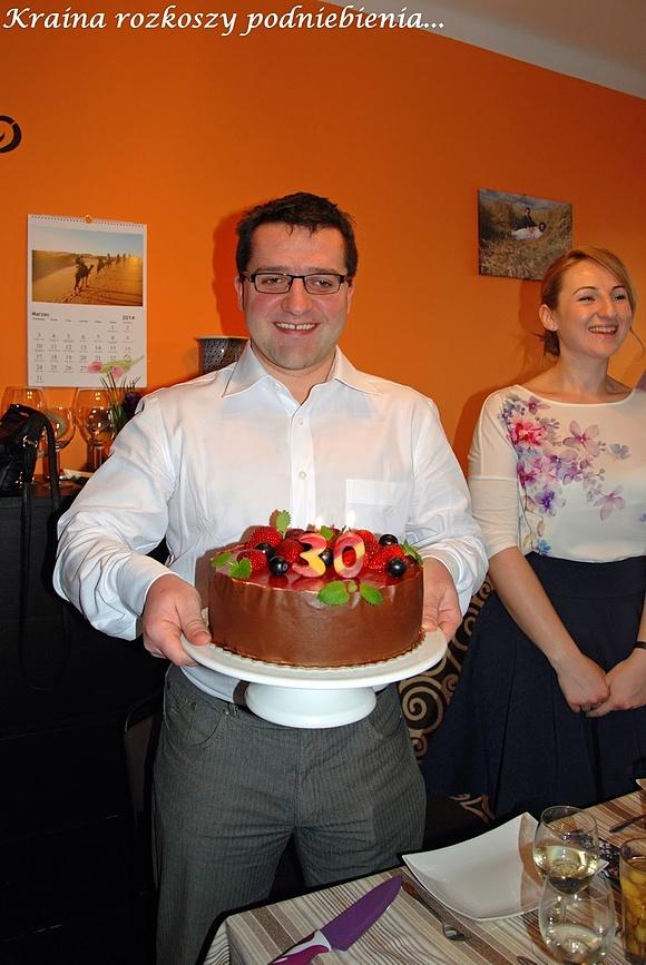 Tort na 30. urodziny z truskawkami i czekoladą.