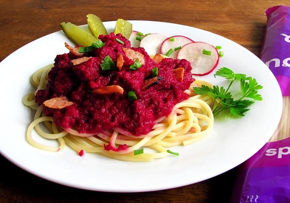 Fioletowe spaghetti z kremem z pieczonych czerwonych buraków