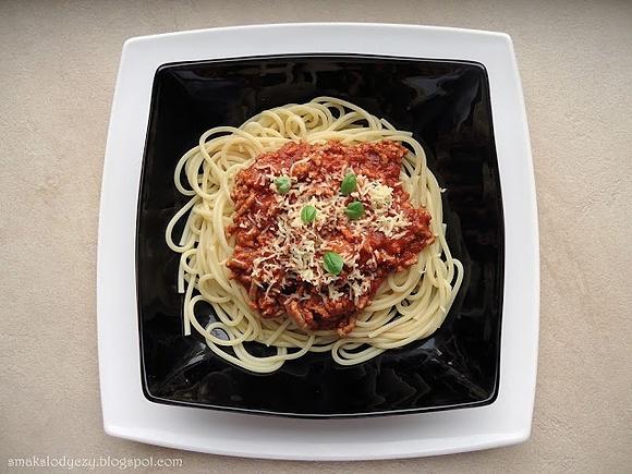 Spaghetti bolognese klasyczne z mięsem mielonym i pomidorami
