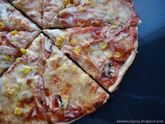 Pizza z szynką i pieczarkami