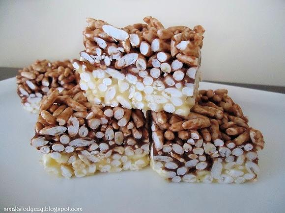 Dwukolorowy blok ryżowy z czekoladą, słodki deser na jeden kęs