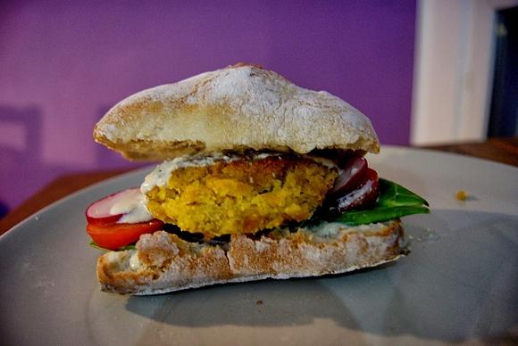 Cieciorkoburgery z sosem czosnkowym