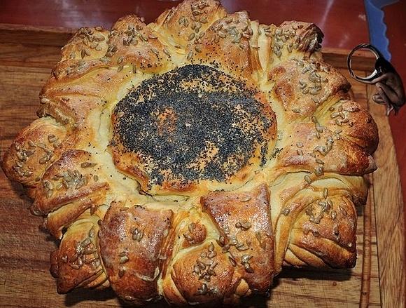 Maślany chleb w kształcie słonecznika