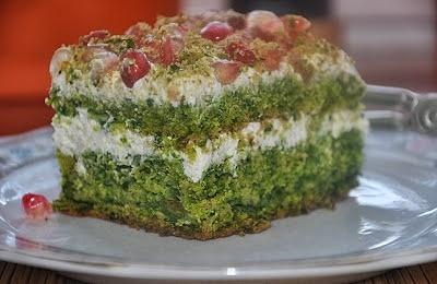 Szpinakowe ciasto z owocami i śmietanowym kremem