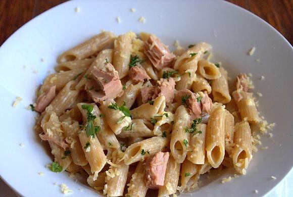 Pełnoziarniste penne w sosie Alfredo z tuńczykiem