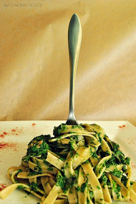 Pełnoziarniste tagliatelle ze szpinakiem