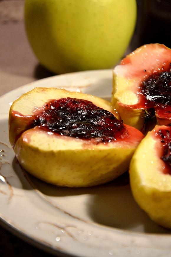 Pieczone jabłka z porzeczkami i miodem