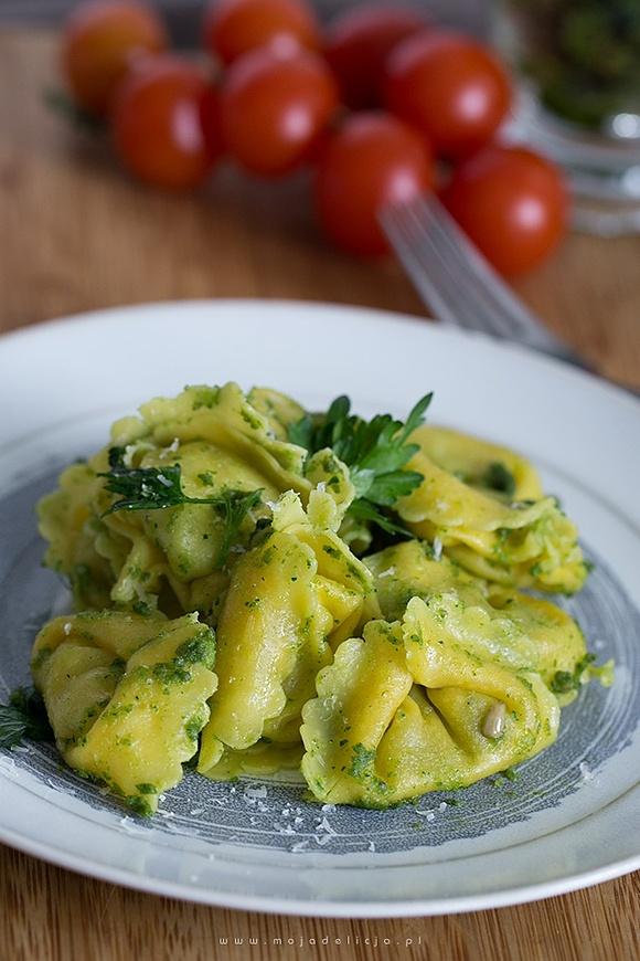 Tortelloni z domowym pesto pietruszkowym i prażonym słonecznikiem