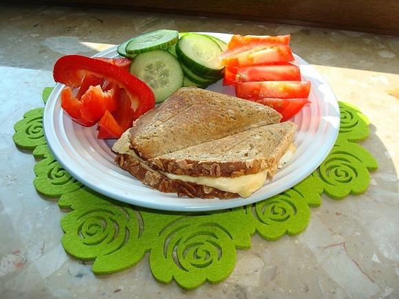 Pełnoziarnisty tost z serem i jajkiem