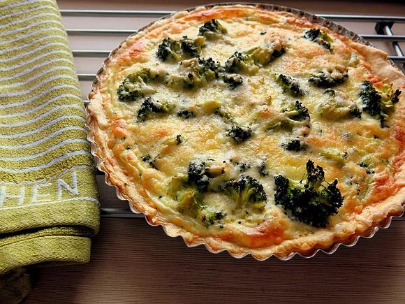 Tarta z brokułami i cheddarem