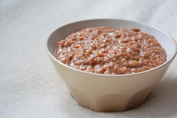 Jaglana kasza z czekoladą wiśnią chili, bananem i biszkoptami