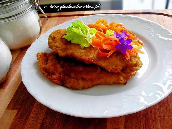 Sznycle z indyka z marchewkowym makaronem