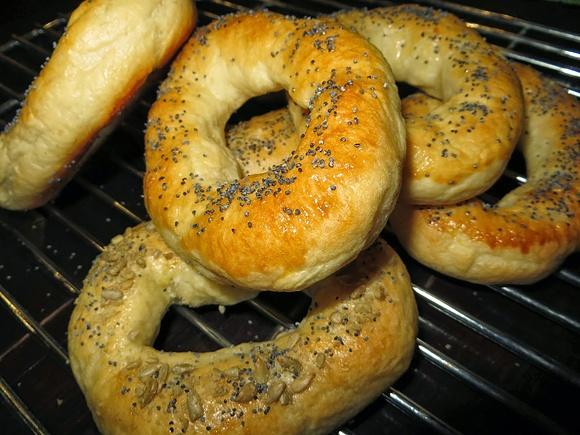 Bajgle na drożdżach – przepis na świeże pieczywo