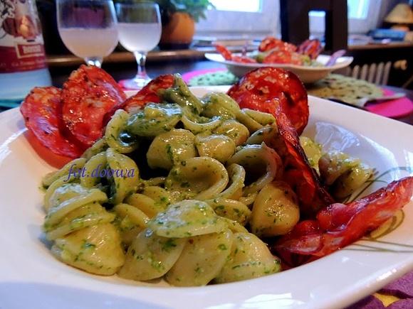 Orecchiette z pesto z roszponki i czipsami z chorizo