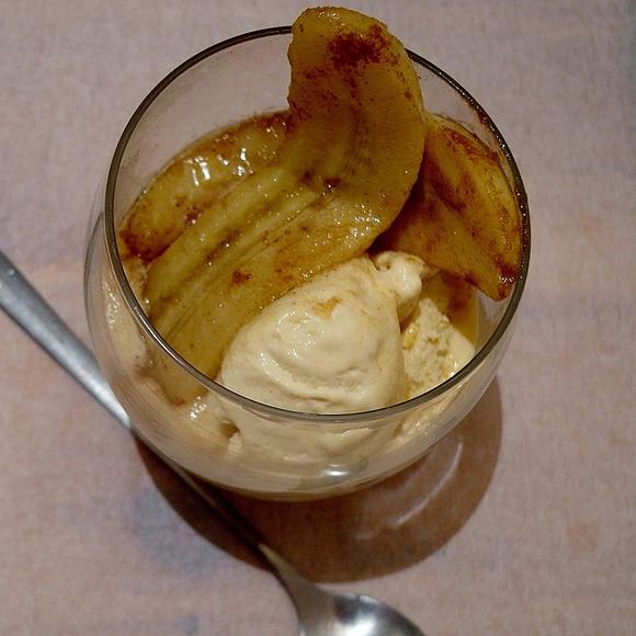 Banany Foster, flambirowany deser bananowo-lodowy