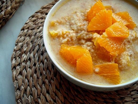 Pomarańczowy kuskús - kasza kuskus gotowana na soku pomarańczowym