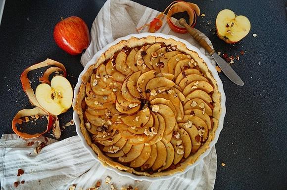 Tarta z jabłkami na palonym maśle