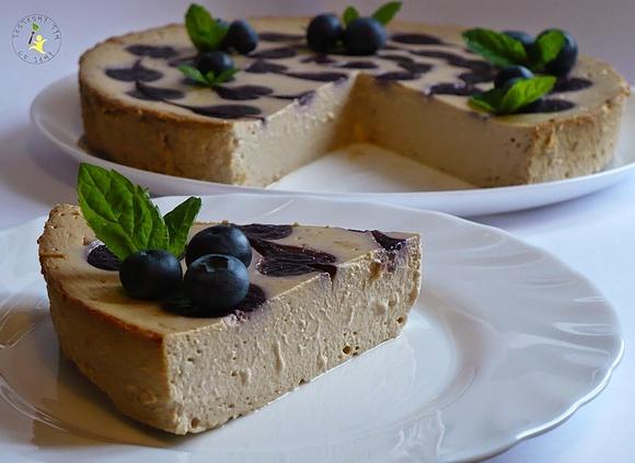 Sernik tiramisu z borówkowymi sercami