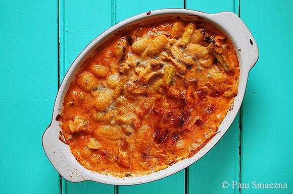 Zapiekane gnocchi w sosie serowo-pomidorowym ze szparagami