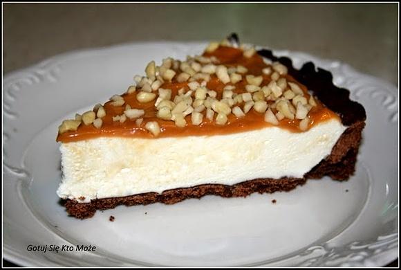 Tarta czekoladowa z bitą śmietaną i karmelem