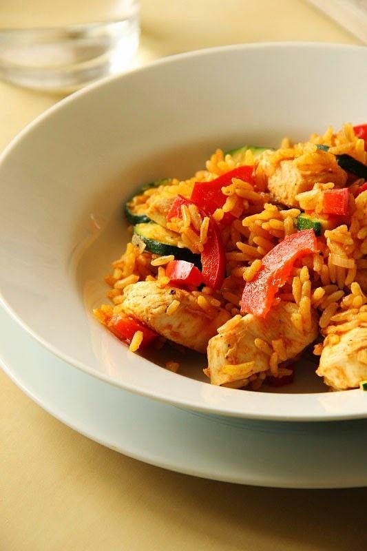 Pełnoziarnisty ryż curry z kurczakiem, papryką i cukinią w sosie pomidorowym