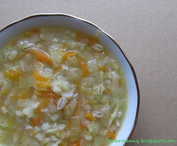Zupa marchewkowo-porowa z pęczakiem