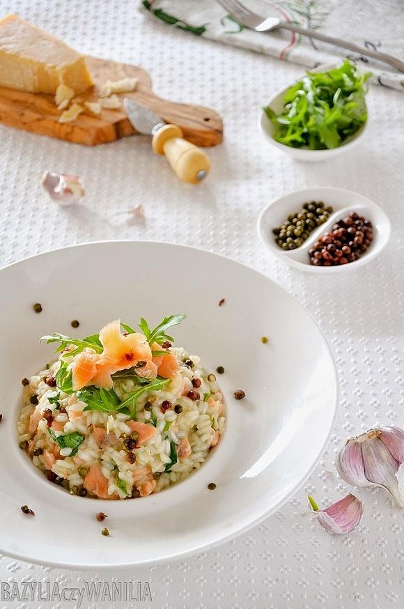 Risotto z wędzonym łososiem rukolą i kolorowym pieprzem
