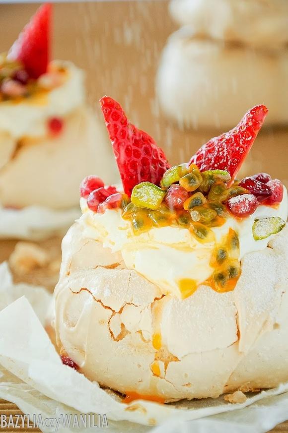 Jednoosobowe mini pavlovy z kremem mascarpone, marakują, granatem i truskawkami