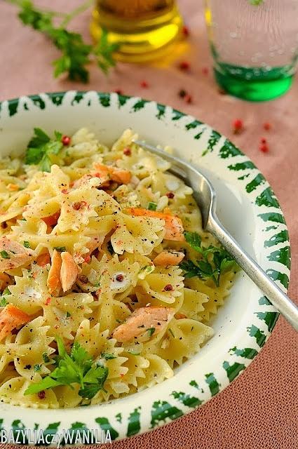 Farfale z wędzonym łososiem i czerwonym pieprzem