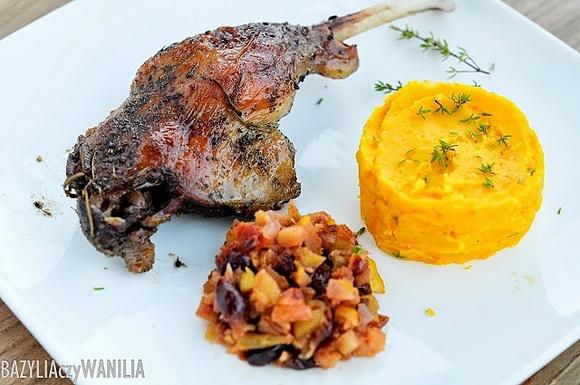 Pieczona gęsina marynowana w tymianku, rozmarynie i majeranku