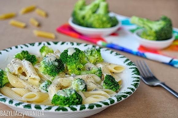 Penne z brokułami i sosem serowym