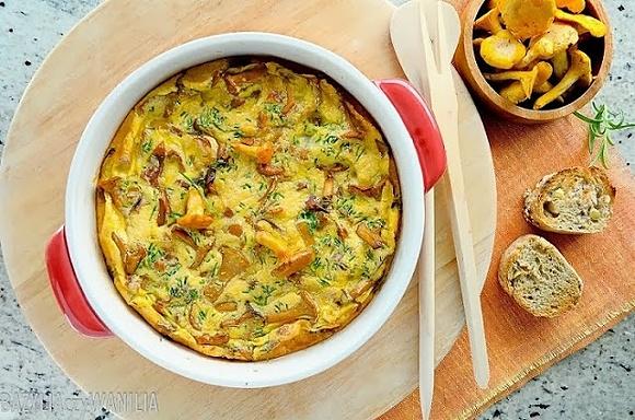 Frittata z kurkami, wędzoną szynką i czosnkiem niedźwiedzim
