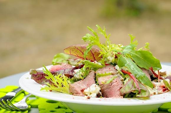 Sałatka z pieczonym rostbefem, serem roquefort i czerwonym pieprzem z dressingiem anchoiade