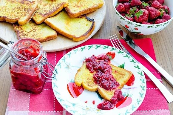 Tosty francuskie z konfiturą z truskawek i rabarbaru z nutą korzenną