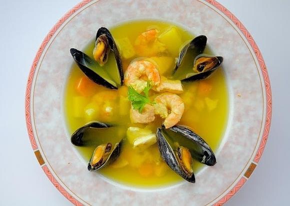 Zupa rybna bouillabaisse z południowej Francji