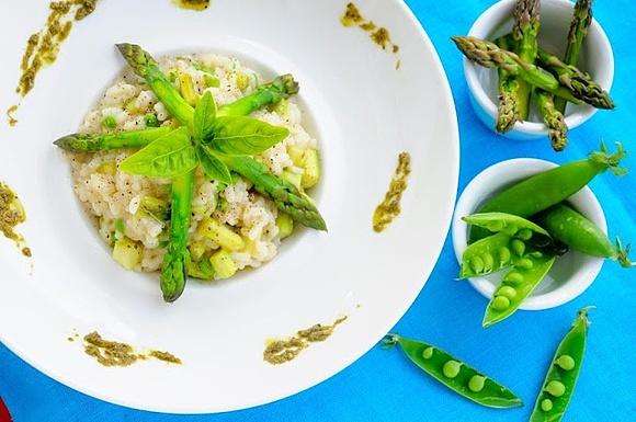 Risotto z zielonymi szparagami, młodym groszkiem i kozim serem