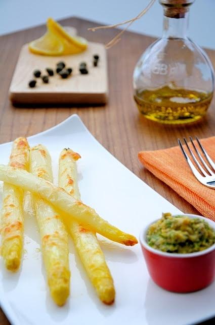Białe szparagi pieczone w parmezanie z sosem sardelowo-kaparowym