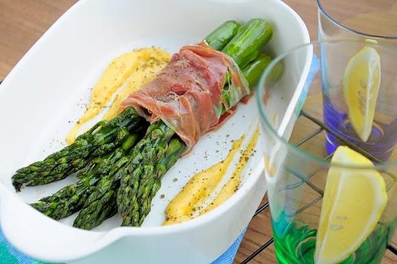 Zielone szparagi zapiekane w szynce parmeńskiej z sosem holenderskim i kozim serem