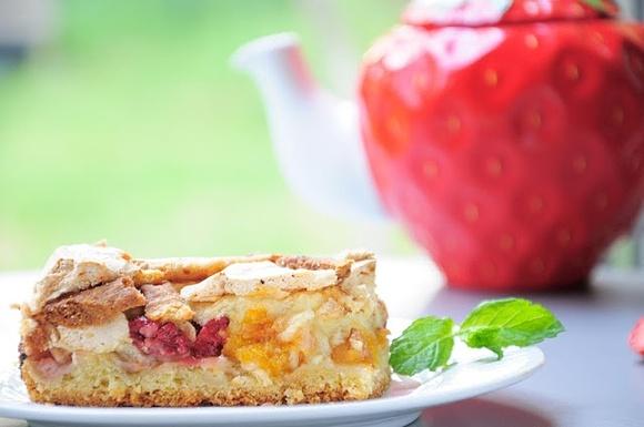 Czerwcowe ciasto z rabarbarem, truskawkami, morelami i bezą