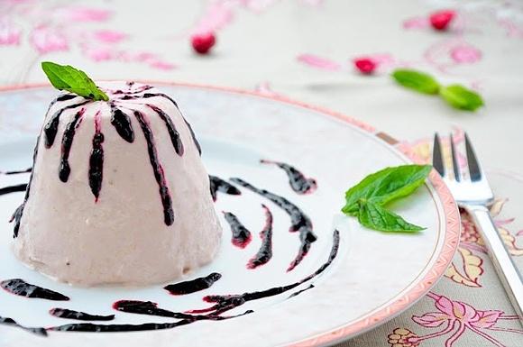 Rabarbarowa panna cotta z sosem jagodowym