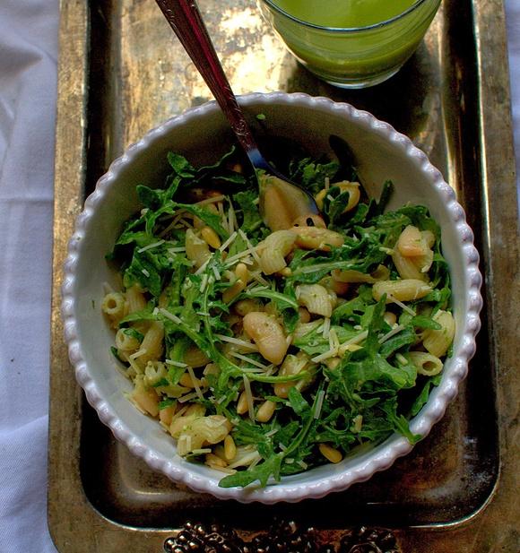 Sałatka z makaronem, białą fasolą i bazyliowym pesto